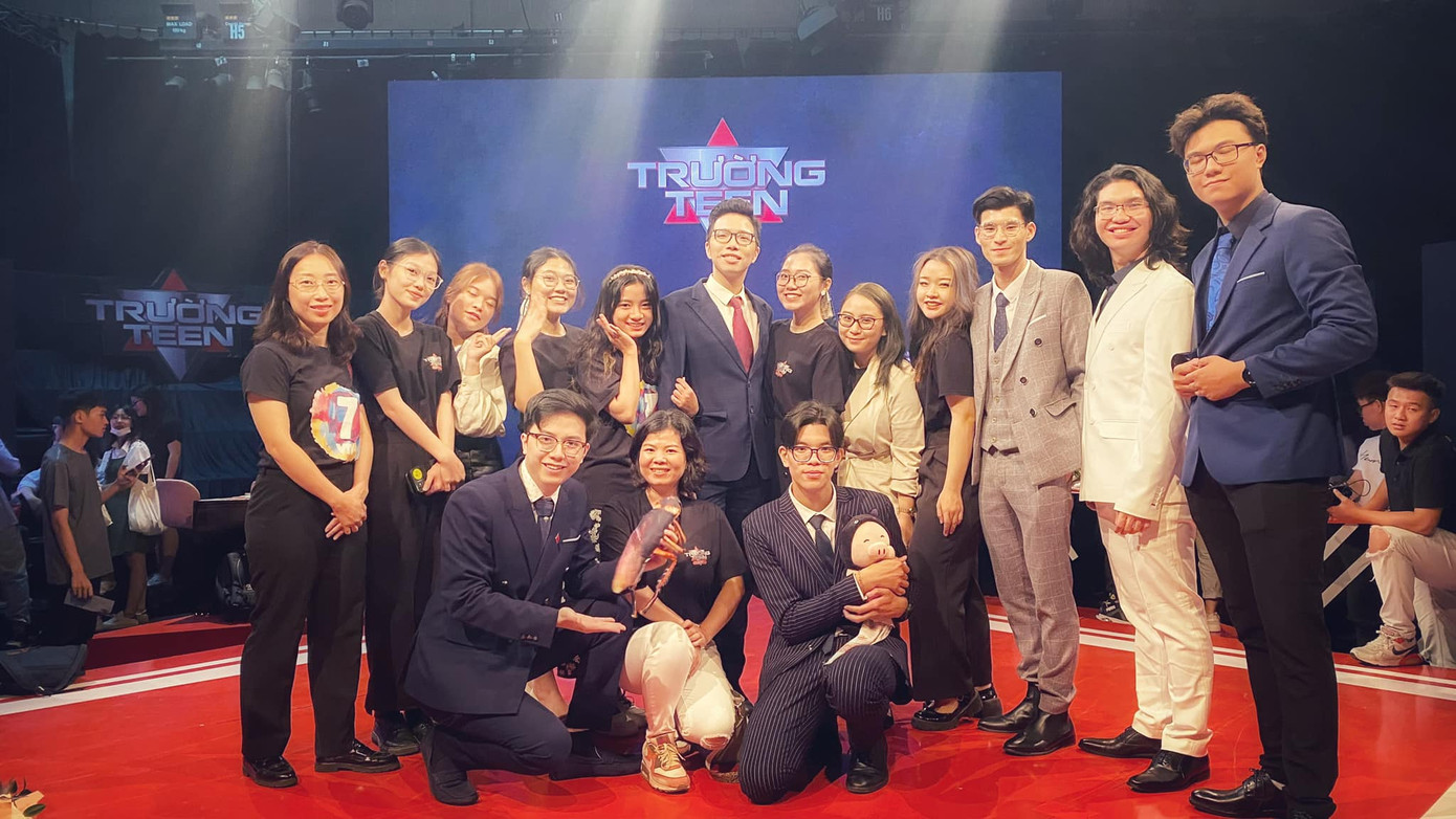 Đức An cùng Huấn luyện viên và Giám khảo Trường Teen 2022.