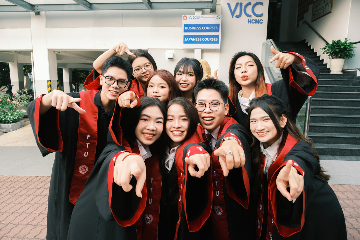 Không cần lung linh, chỉ cần đủ thật – để sau này thấy lại, vẫn thấy rõ nụ cười từng rạng rỡ trong mùa chia tay.