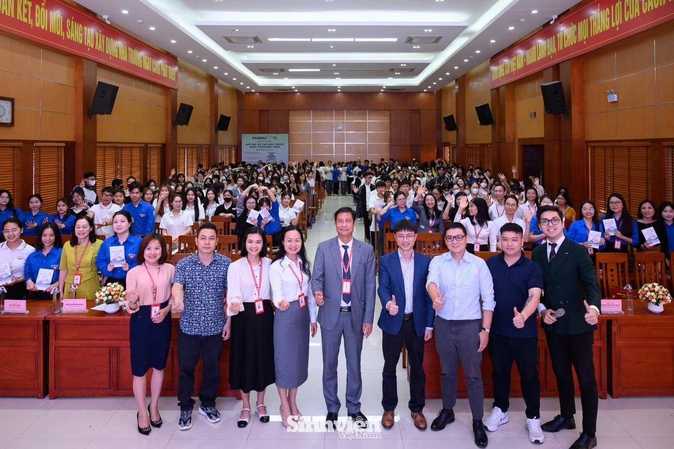 Các diễn giả và đại diện các đơn vị tổ chức check-in cùng hàng trăm sinh viên tham dự chương trình.