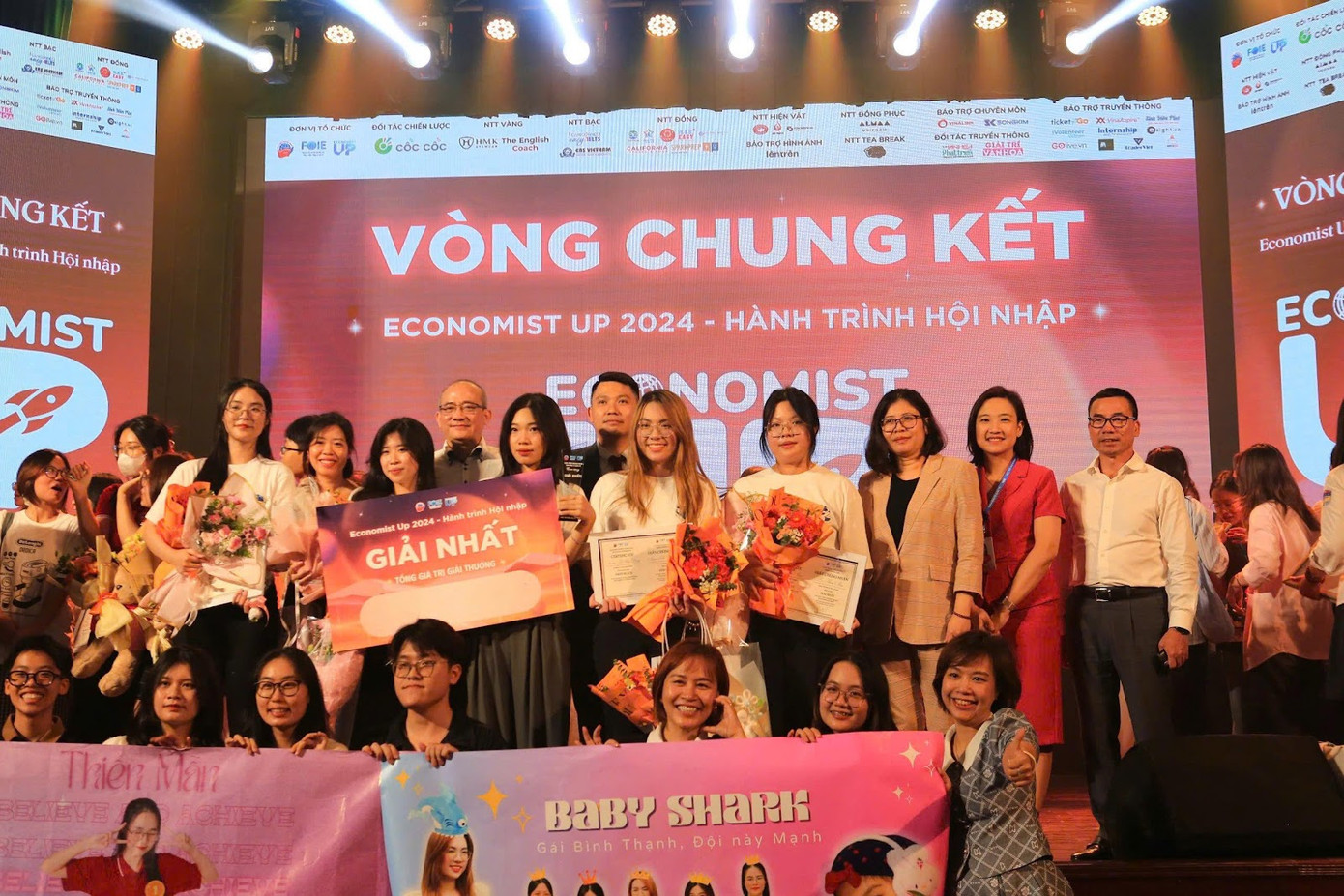 Sinh viên Khoa Kinh tế quốc tế đạt giải Quán quân tại cuộc thi Economist Up 2024.