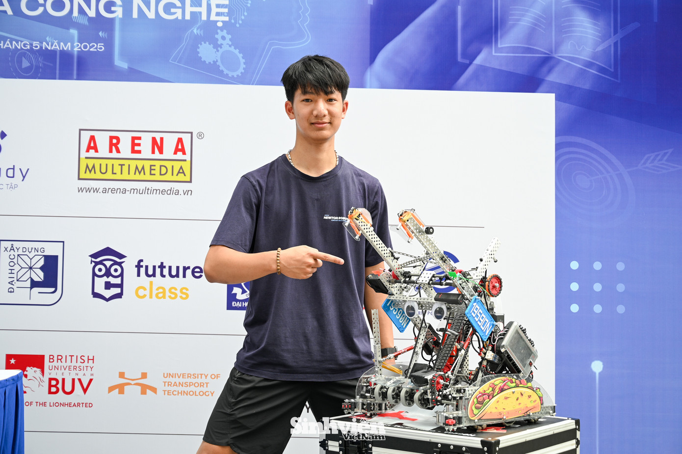 “Hôm nay, đến với Ngày hội tuyển sinh, em cũng như các thành viên trong CLB cảm thấy rất may mắn khi được mang mẫu robot đã từng đồng hành cùng mình trong mọi cuộc thi lớn, nhỏ trong nước và quốc tế cho các bạn học sinh trải nghiệm. Em rất vui khi nhìn thấy những bạn đồng trang lứa, có cùng đam mê với mình đặc biệt quan tâm đến gian hàng của bọn em, hy vọng là phần nào đã truyền cảm hứng được cho các bạn”, Nguyễn Nhật Nam - Chủ tịch CLB chia sẻ.