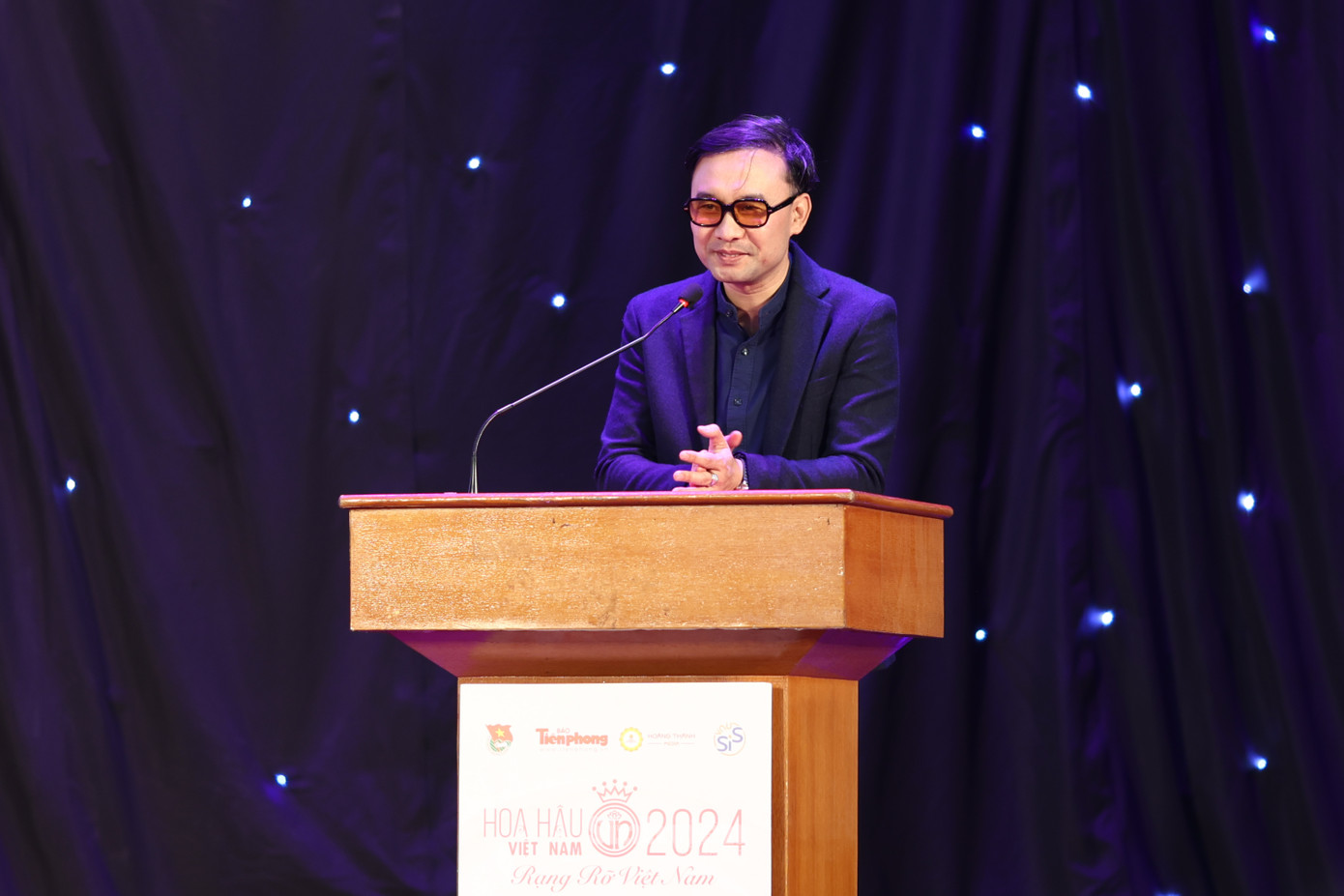 PGS.TS. Nguyễn Việt Khôi - Phó Hiệu trưởng Trường Khoa học liên ngành và Nghệ thuật, ĐHQG Hà Nội chia sẻ thân mật: &quot;Nhà trường rất vinh hạnh và tự hào khi được cuộc thi Hoa hậu Việt Nam 2024 lựa chọn là điểm đến tiếp theo trong quá trình tìm kiếm các gương mặt tiềm năng cho danh vị Hoa hậu Việt Nam. Cuộc thi là cơ hội cho các sinh viên thể hiện bản thân và mở khoá những bài học mới. Chúng tôi mong muốn được đồng hành lâu dài cùng cuộc thi này nhằm lan toả những giá trị nhân văn, tốt đẹp tới cộng đồng.&quot;