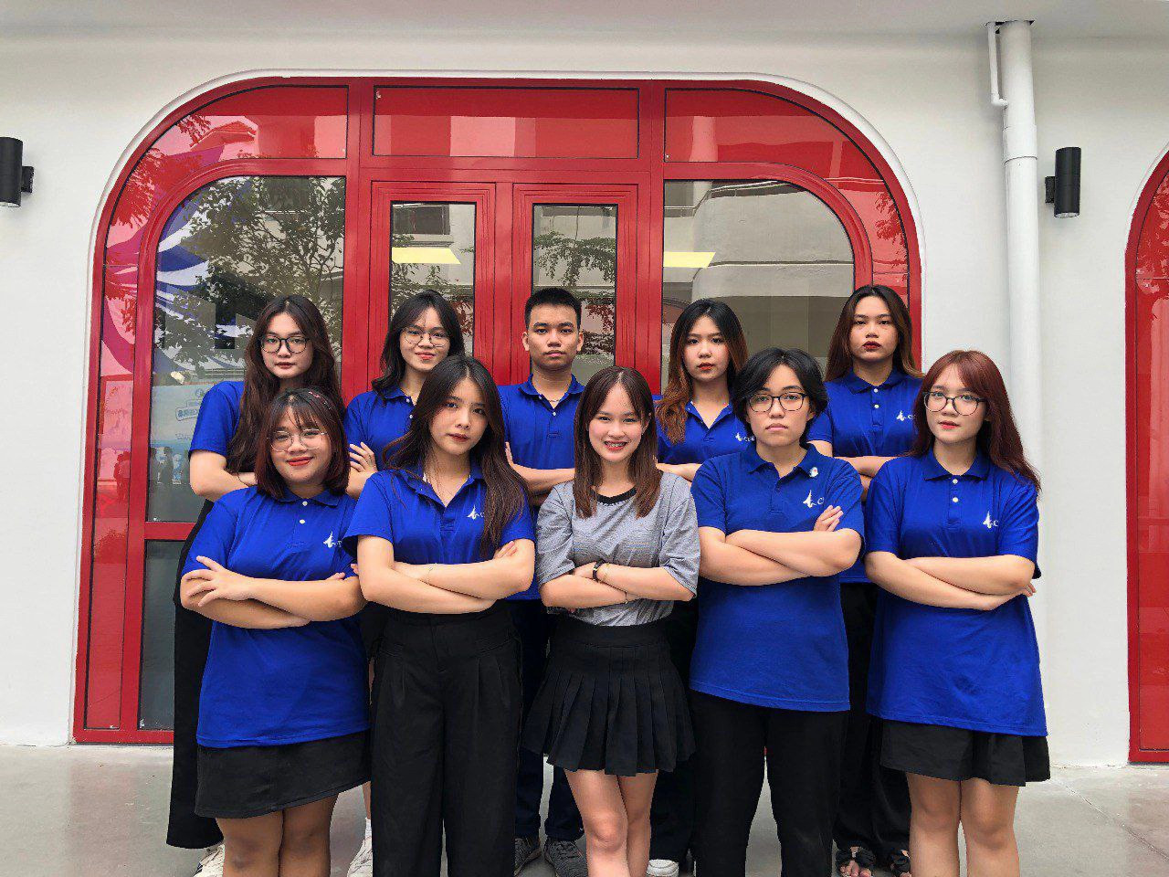 Phú Bình (đứng giữa hàng trên) cùng Ban Chủ tịch CLB Tiếng Pháp nhiệm kỳ 2023-2024.