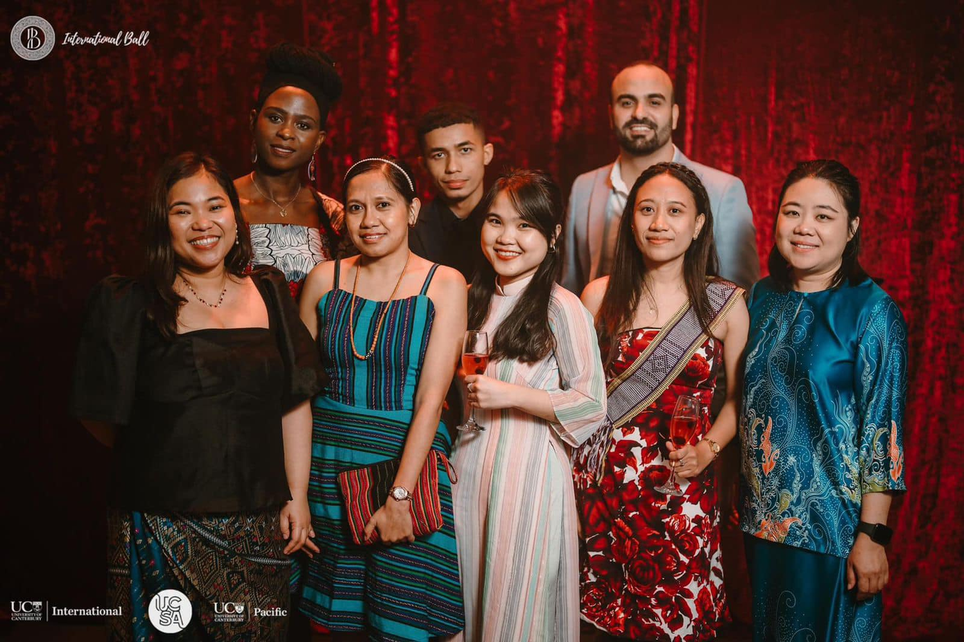 Hồng Đào tham gia International Ball tại UC cùng các bạn bè Manaaki từ các nước trong kỳ nghỉ. Hồng Đào tham gia International Ball tại UC cùng các bạn bè Manaaki từ các nước trong kỳ nghỉ.