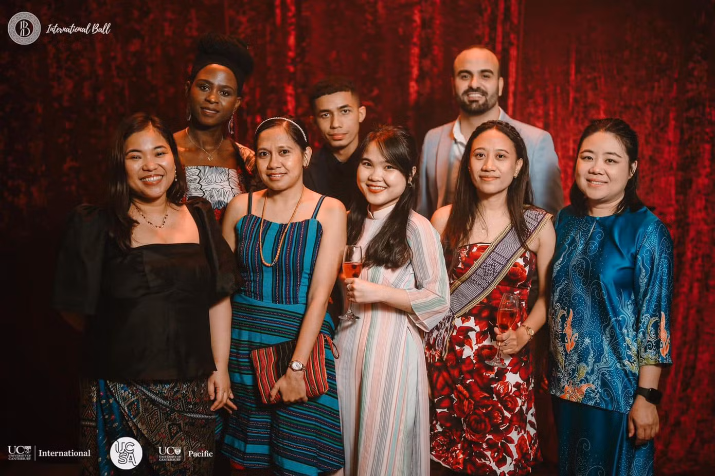 Hồng Đào tham gia International Ball tại UC cùng các bạn bè Manaaki từ các nước trong kỳ nghỉ.