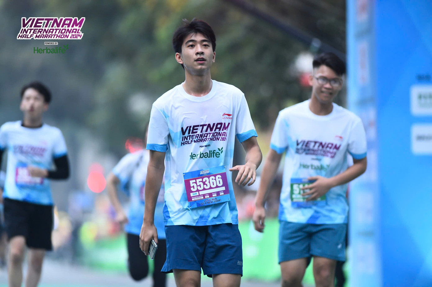 Việt Tùng tham gia Giải chạy quốc tế Vietnam International Half Marathon 2024.