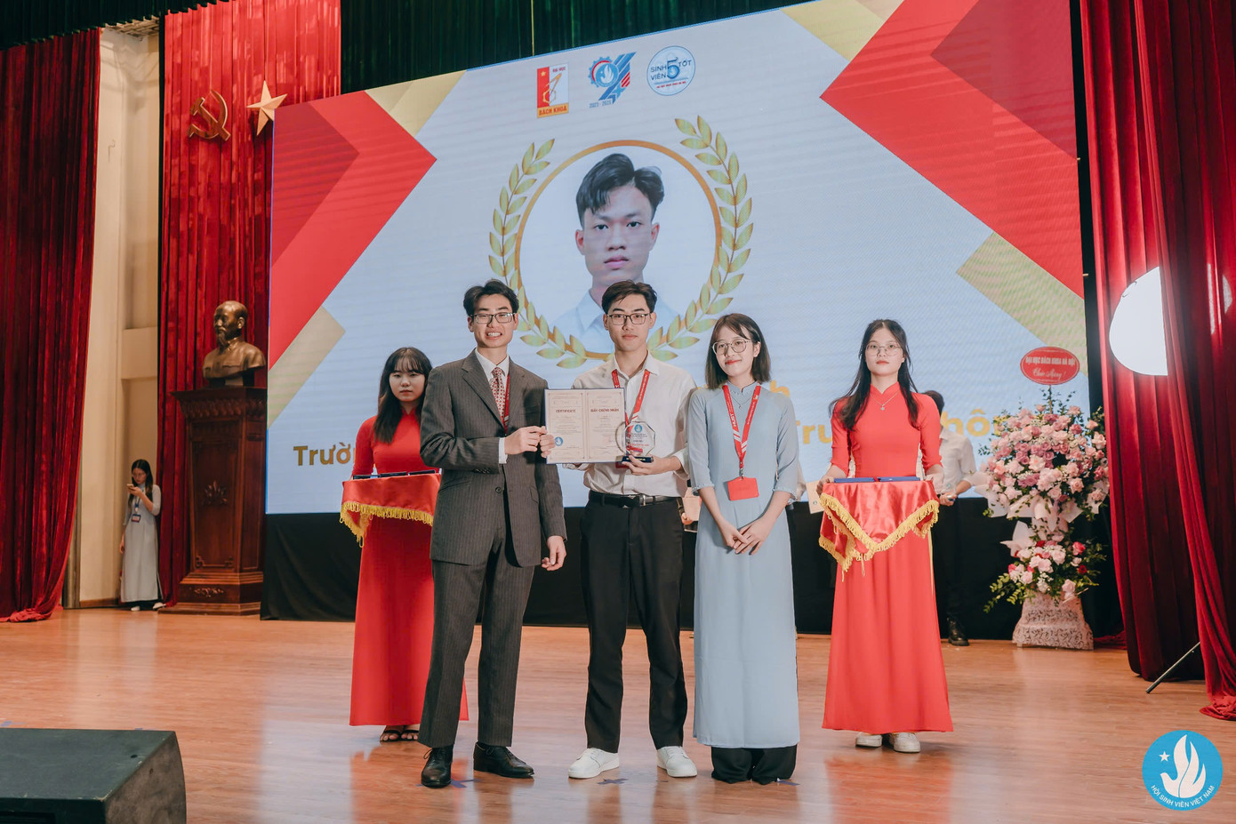 Minh Dương tại Lễ tuyên dương Sinh viên 5 tốt.