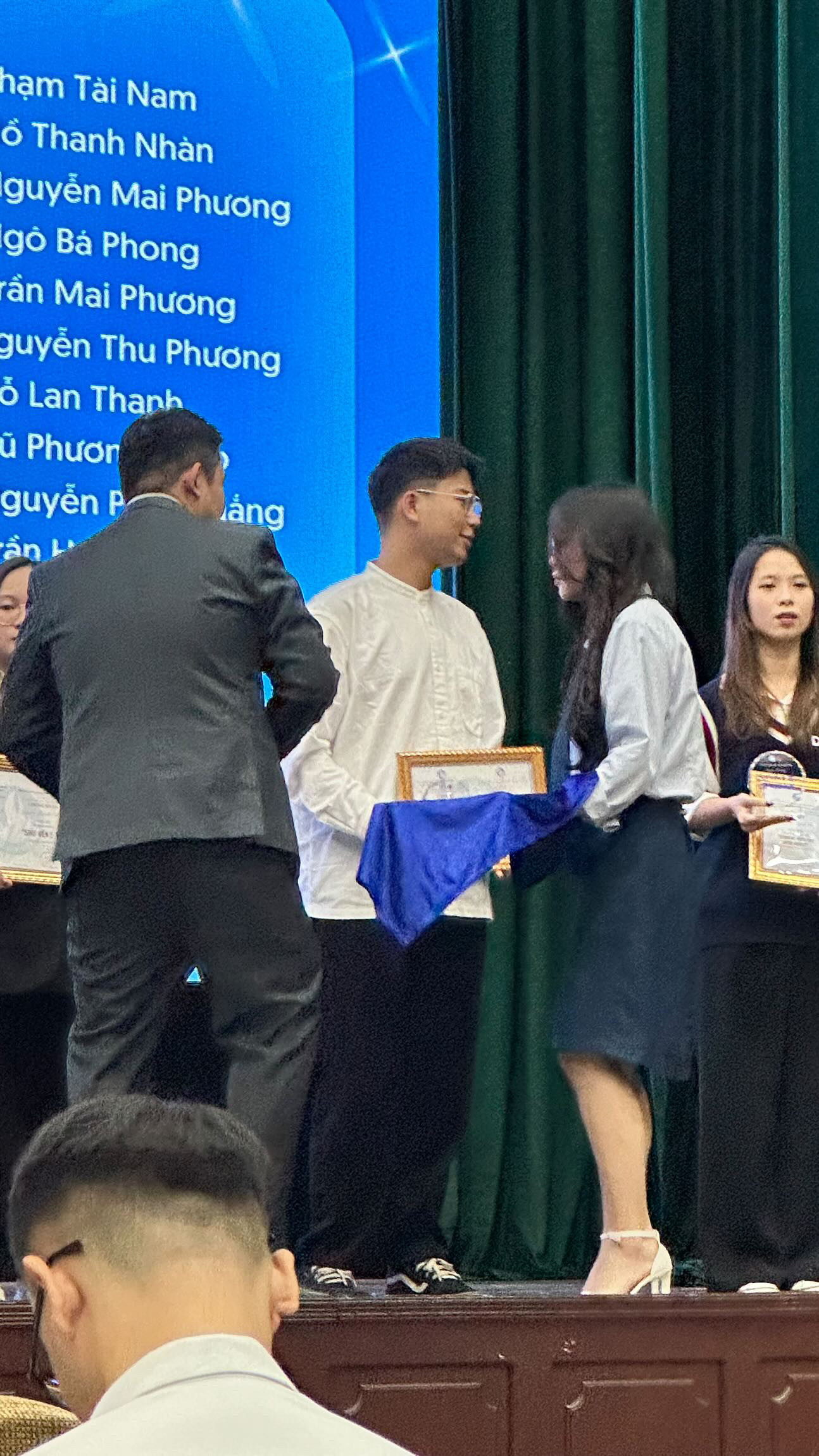 Bùi Minh Hiếu vinh dự nhận danh hiệu “Sinh viên 5 tốt” và “Sao Tháng Giêng”, ghi nhận những đóng góp xuất sắc trong học tập, hoạt động Đoàn – Hội và rèn luyện bản thân. Bùi Minh Hiếu vinh dự nhận danh hiệu “Sinh viên 5 tốt” và “Sao Tháng Giêng”, ghi nhận những đóng góp xuất sắc trong học tập, hoạt động Đoàn – Hội và rèn luyện bản thân.