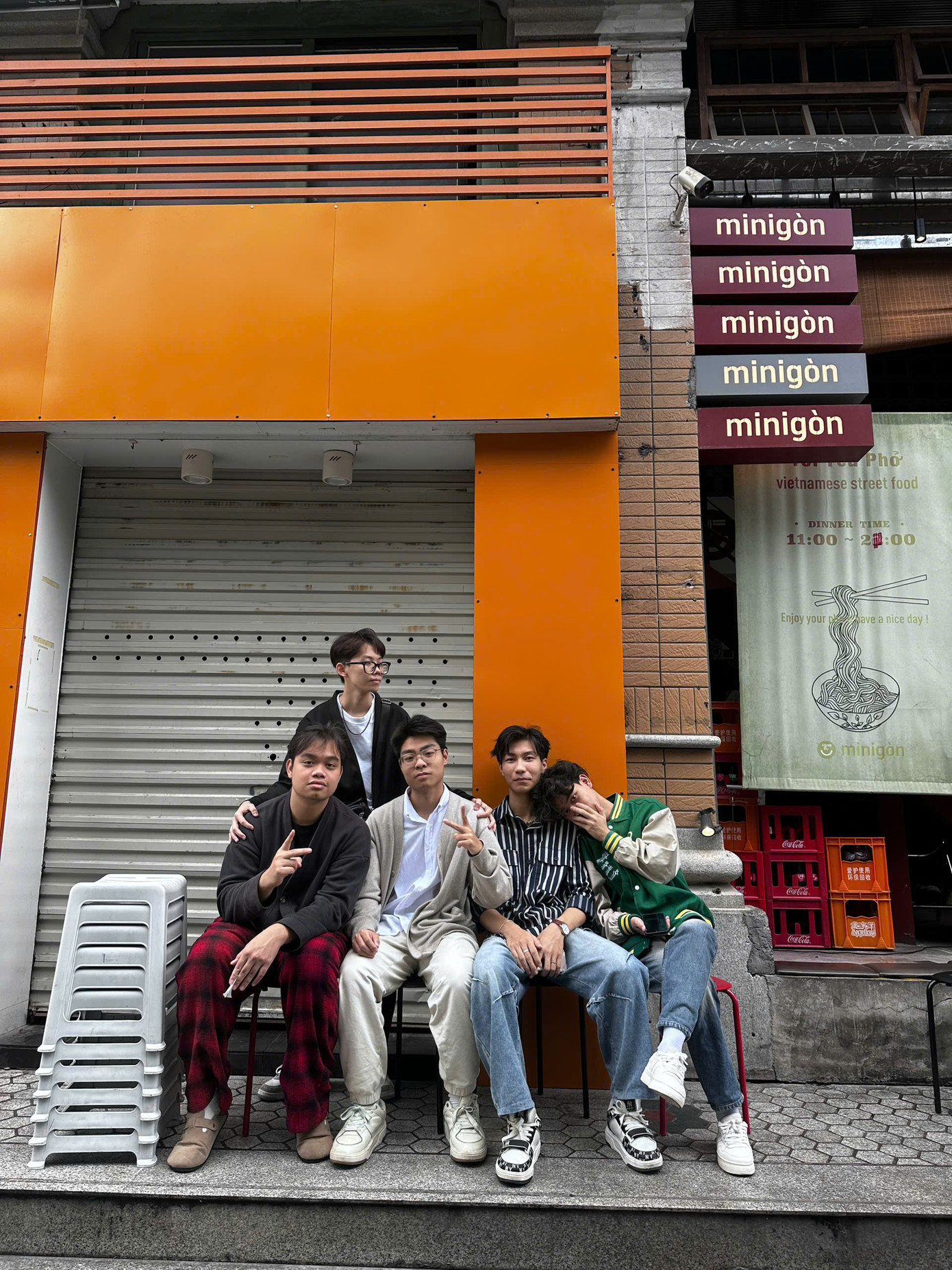 Lê Nhật (ngoài cùng bên trái) cùng những người bạn du học sinh.