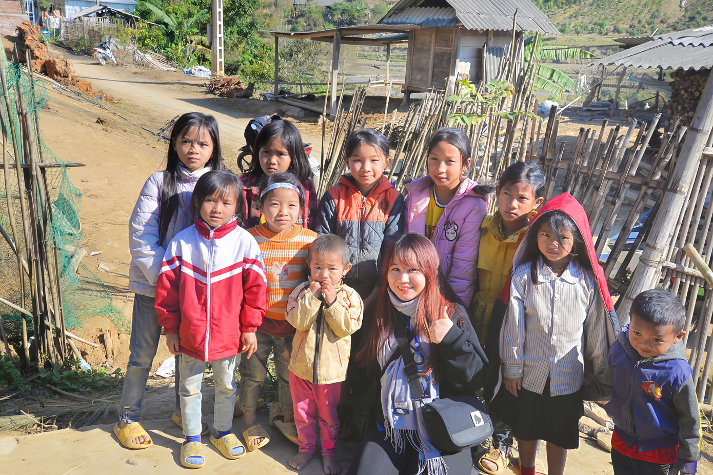 Hà Anh tham gia hoạt động tình nguyện tại Sơn La hỗ trợ các em nhỏ khó khăn. Hà Anh tham gia hoạt động tình nguyện tại Sơn La hỗ trợ các em nhỏ khó khăn.