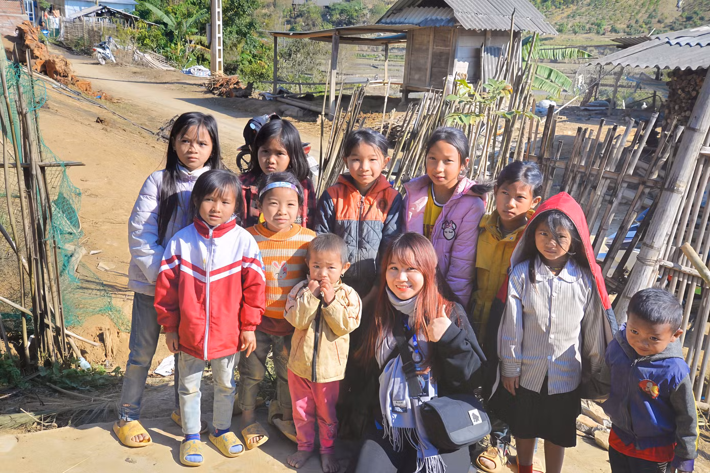 Hà Anh tham gia hoạt động tình nguyện tại Sơn La hỗ trợ các em nhỏ khó khăn.