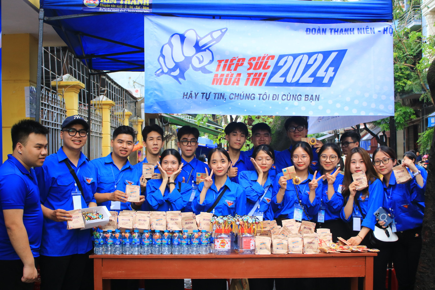 Phương Mai tích cực tham gia hoạt động tình nguyện Tiếp sức mùa thi.