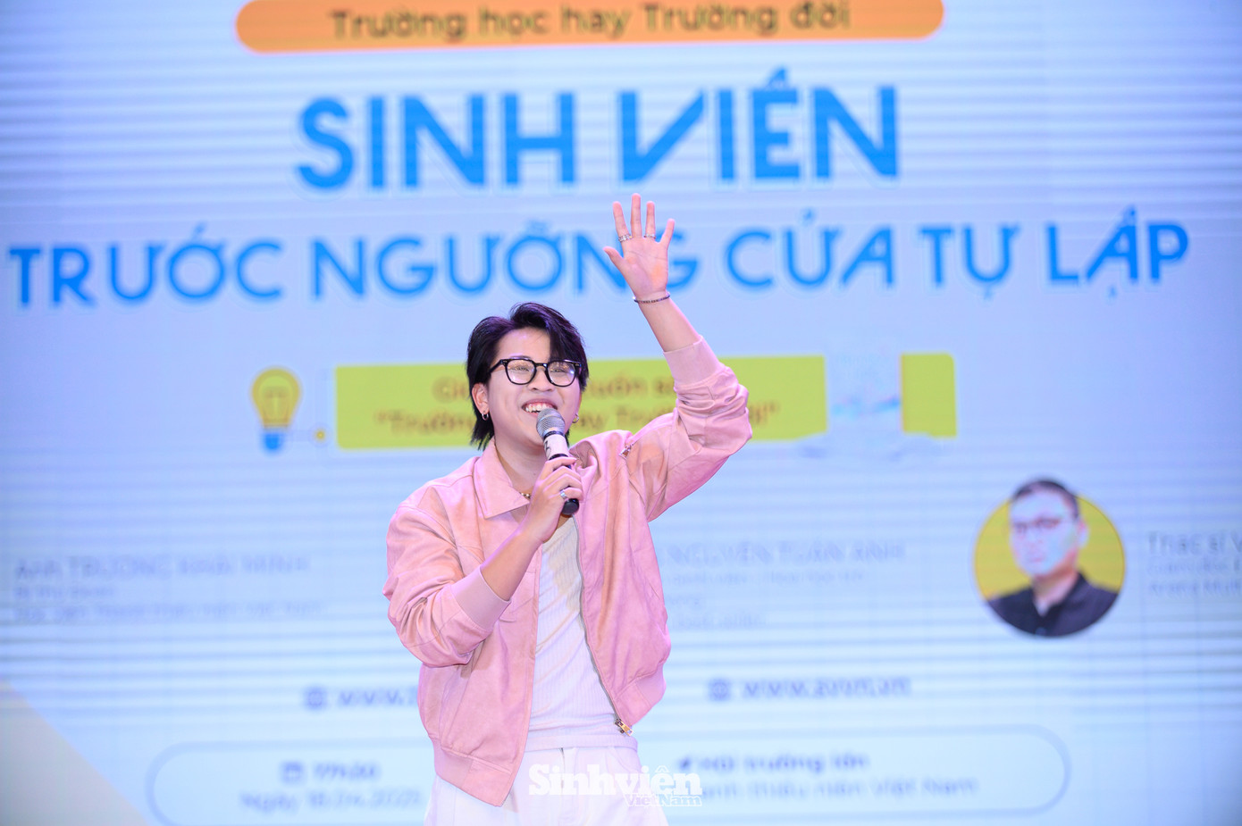 Kuun Đức Nam tự tin hát live không beat, khoe chất giọng ngọt ngào, vang sáng. Anh mang bản hit Tình cờ yêu em đến chinh phục trái tim sinh viên VYA.