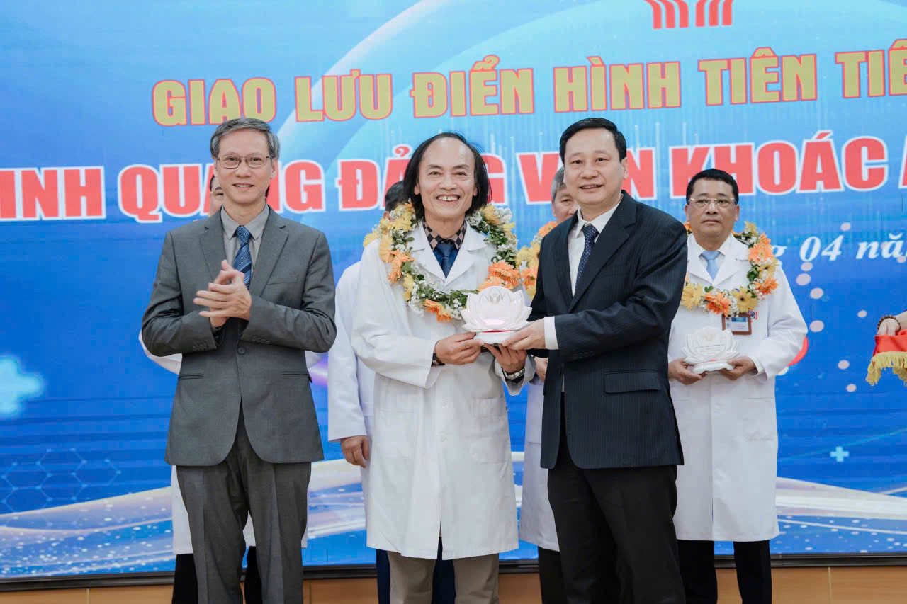 GS.TS Nguyễn Tiến Dũng chia sẻ về những tác động thầm lặng của điều hòa tới sức khỏe thể chất và tinh thần của giới trẻ. GS.TS Nguyễn Tiến Dũng chia sẻ về những tác động thầm lặng của điều hòa tới sức khỏe thể chất và tinh thần của giới trẻ.