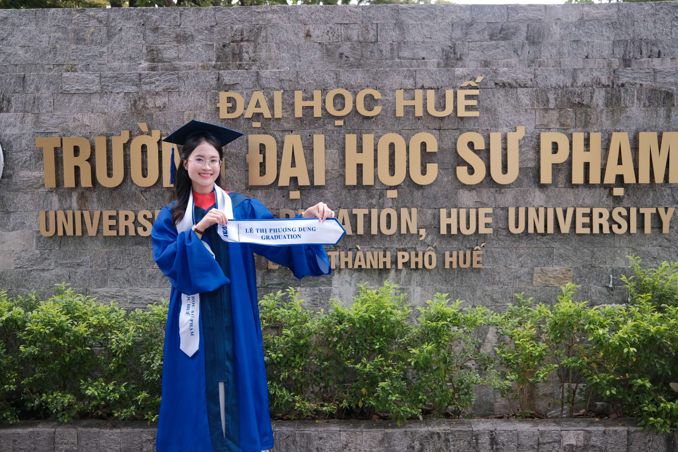 Tân cử nhân rạng rỡ trong ngày tốt nghiệp. Tân cử nhân rạng rỡ trong ngày tốt nghiệp.