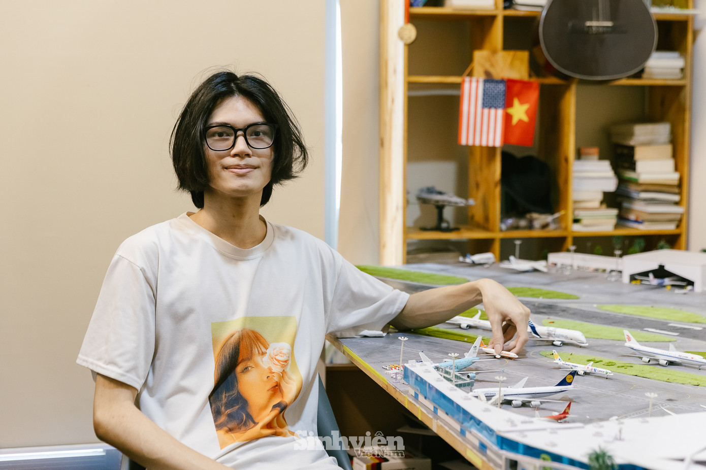 Không chỉ sưu tầm, cậu còn tạo ra một "không gian" chung cho những người yêu thích mô hình máy bay. Mỗi mô hình, mỗi chi tiết của sân bay "hoa lan trắng" đều là những "mảnh ghép" kết nối. Dương tìm thấy niềm vui khi chia sẻ kinh nghiệm, kiến thức và cùng nhau khám phá thế giới mô hình. Với Dương, đam mê chỉ thực sự ý nghĩa khi được chia sẻ và lan tỏa, tạo nên một cộng đồng vững mạnh, nơi mọi người cùng nhau "cất cánh" niềm yêu thích.