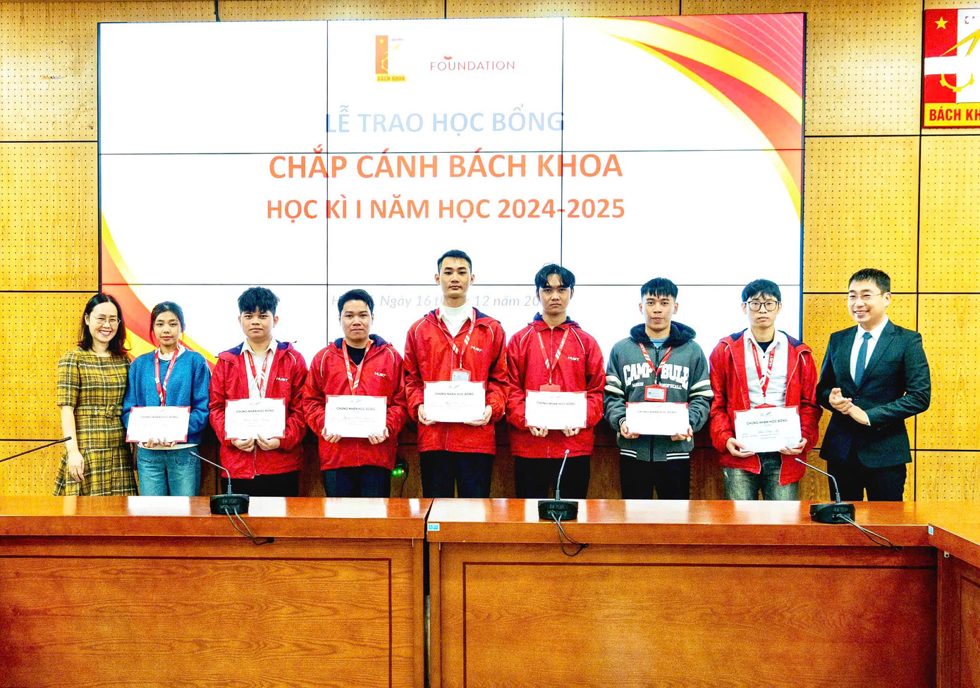 Văn Tân nhận học bổng Chắp cánh Bách Khoa. Văn Tân nhận học bổng Chắp cánh Bách Khoa.