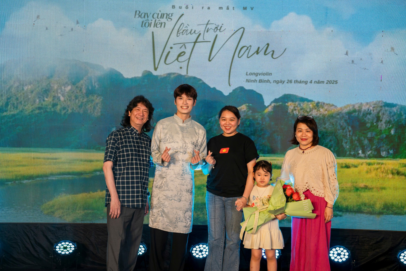 Buổi họp báo ra mắt MV “Bay cùng tôi lên bầu trời Việt Nam” của Longviolin tại Ninh Bình.