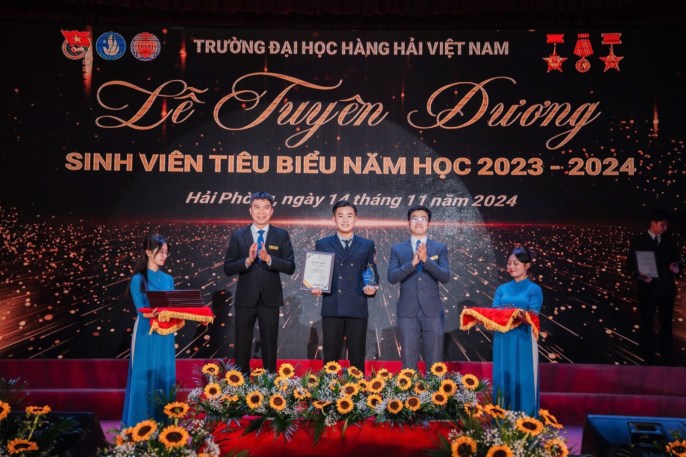 Với những đóng góp nổi bật trong hoạt động phong trào, Đức Anh được ghi nhận là một trong những gương mặt sinh viên tiêu biểu của Trường năm học 2023–2024. Với những đóng góp nổi bật trong hoạt động phong trào, Đức Anh được ghi nhận là một trong những gương mặt sinh viên tiêu biểu của Trường năm học 2023–2024.