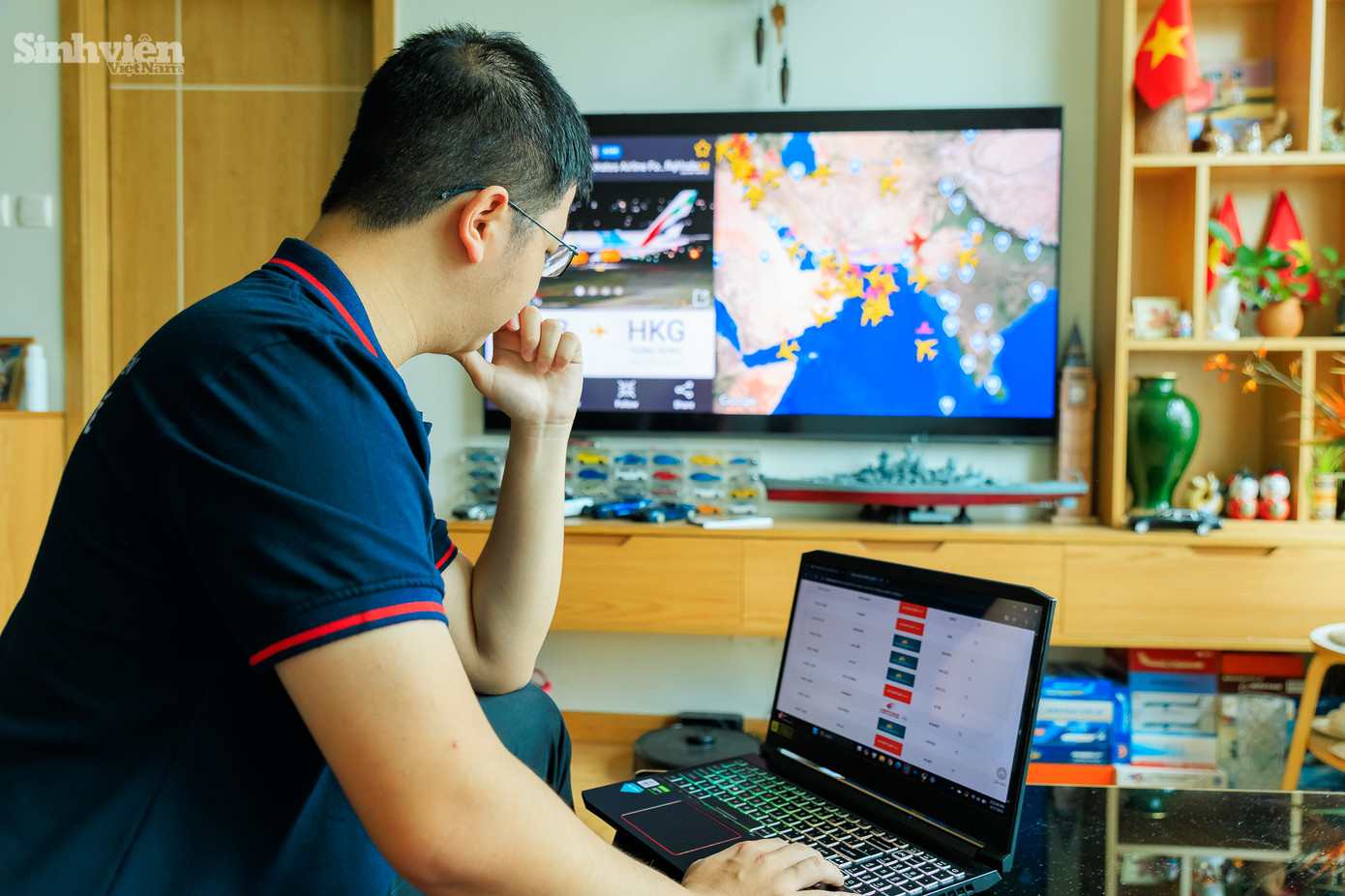 Ngoài kiến thức chuyên môn và trang thiết bị, việc nắm bắt lịch trình bay của các "mục tiêu" là yếu tố then chốt đối với mỗi air spotter. "Thời gian đầu, khi chưa biết đến các ứng dụng theo dõi chuyến bay, việc đi chụp của tôi khá ngẫu hứng, rảnh lúc nào thì lên sân bay lúc đó mà không biết trước sẽ có những loại máy bay nào. Hiện tại, tôi đã có thể chủ động hơn nhờ vào các ứng dụng như Flightradar24 và iNIA. Đặc biệt, với sân bay Nội Bài, có một trang web riêng cung cấp thông tin chi tiết về lịch trình bay cũng như loại máy bay dự kiến hoạt động trong ngày." - Khuê cho biết.