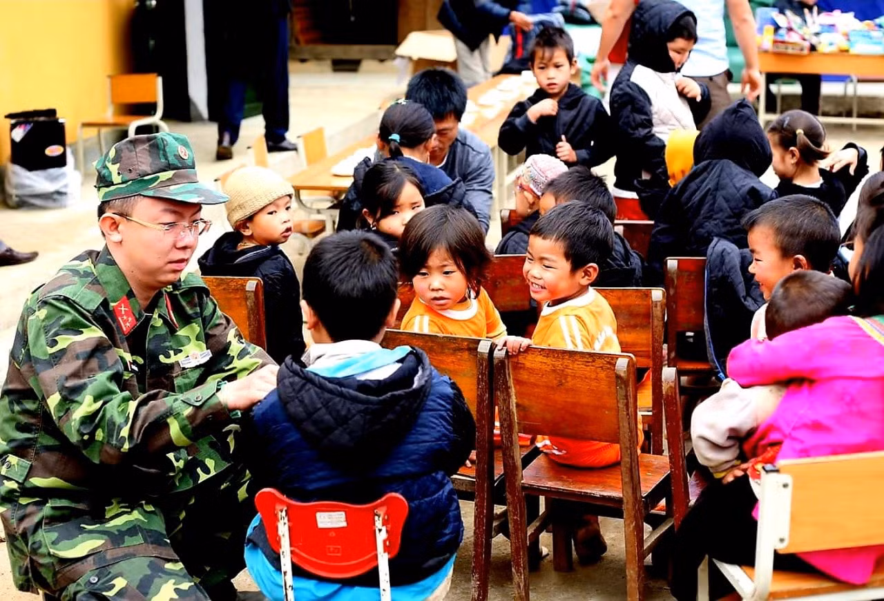 Nhà báo Hoàng Trường Giang ân cần đeo khăn cho em nhỏ trong một buổi thiện nguyện tại điểm trường vùng cao, ánh mắt trẻ thơ trong sáng và rạng rỡ niềm vui. Nhà báo Hoàng Trường Giang ân cần đeo khăn cho em nhỏ trong một buổi thiện nguyện tại điểm trường vùng cao, ánh mắt trẻ thơ trong sáng và rạng rỡ niềm vui.