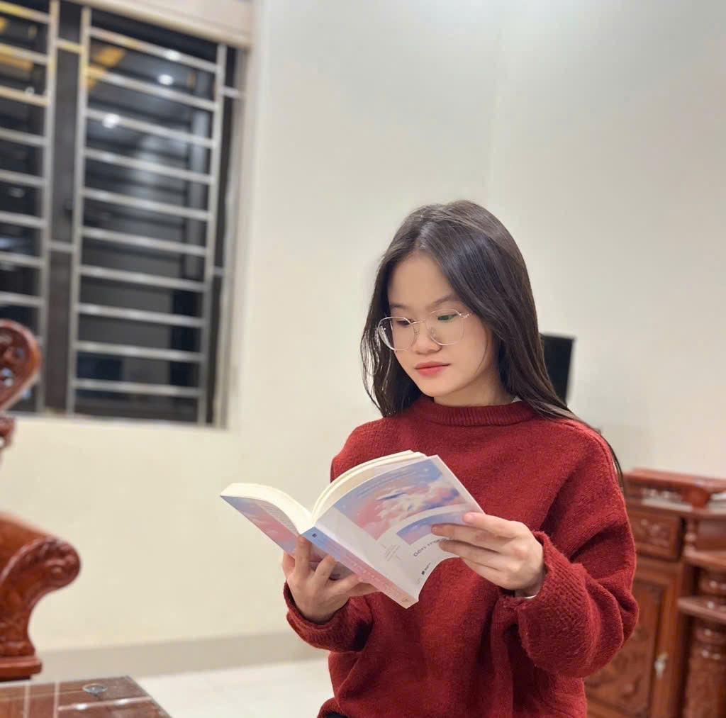 Nguyễn Hồng Anh (sinh năm 2003) là sinh viên năm thứ tư chuyên ngành Văn hóa Truyền thông tại Học viện Hành chính Quốc gia.