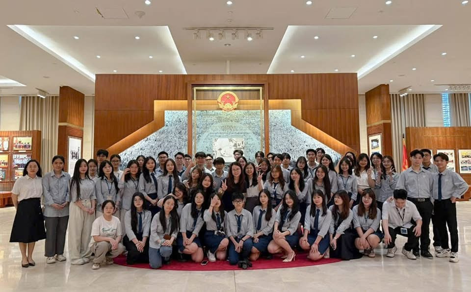 Sinh viên Ngôn ngữ Anh thăm toà nhà Quốc hội. Sinh viên Ngôn ngữ Anh thăm toà nhà Quốc hội.