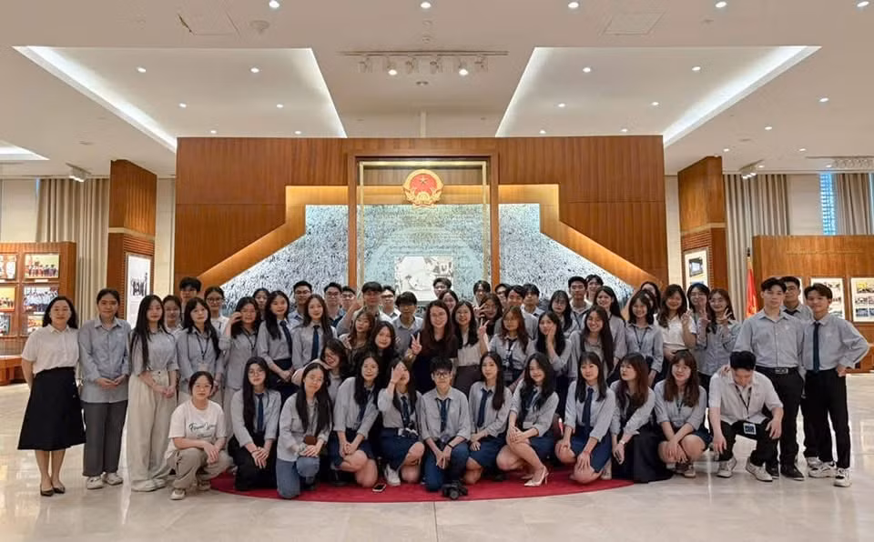 Sinh viên Ngôn ngữ Anh thăm toà nhà Quốc hội.