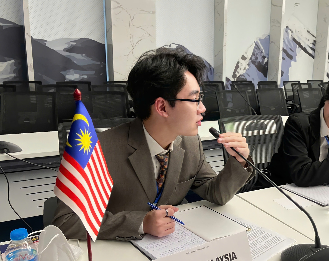 Đình Tài trong vai trò đại biểu tại phiên mô phỏng, tập trung lắng nghe và đưa ra những lập luận, thể hiện tư duy phản biện và kỹ năng đối ngoại. Đình Tài trong vai trò đại biểu tại phiên mô phỏng, tập trung lắng nghe và đưa ra những lập luận, thể hiện tư duy phản biện và kỹ năng đối ngoại.