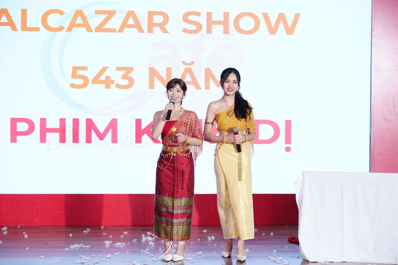 Từ bệ phóng MC Fire, nữ sinh trường báo ấp ủ hy vọng tiếp tục thử sức nhiều hơn nữa với những sân khấu khác trong tương lai. Từ bệ phóng MC Fire, nữ sinh trường báo ấp ủ hy vọng tiếp tục thử sức nhiều hơn nữa với những sân khấu khác trong tương lai.