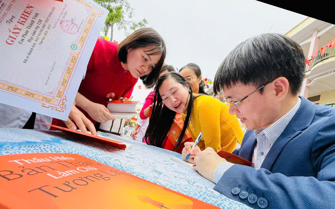 Tác giả, nhà báo Nguyễn Tuấn Anh ký tặng sách các cô giáo Trường THPT Thanh Hà. Tác giả, nhà báo Nguyễn Tuấn Anh ký tặng sách các cô giáo Trường THPT Thanh Hà.