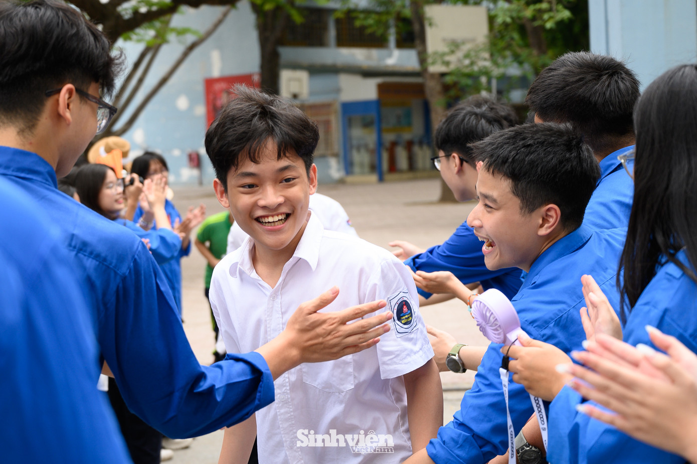 Niềm vui của sĩ tử và phụ huynh sau môn thi đầu tiên. Đây là năm đầu tiên học sinh cả nước thi tuyển sinh lớp 10 theo Chương trình giáo dục phổ thông 2018 với nhiều thay đổi trong cách ra đề thi, kiến thức cũng như quy chế thi. Chương trình mới này đòi hỏi người học phải tự rèn luyện, phát triển năng lực thật sự thay vì cách học vẹt, học tủ.