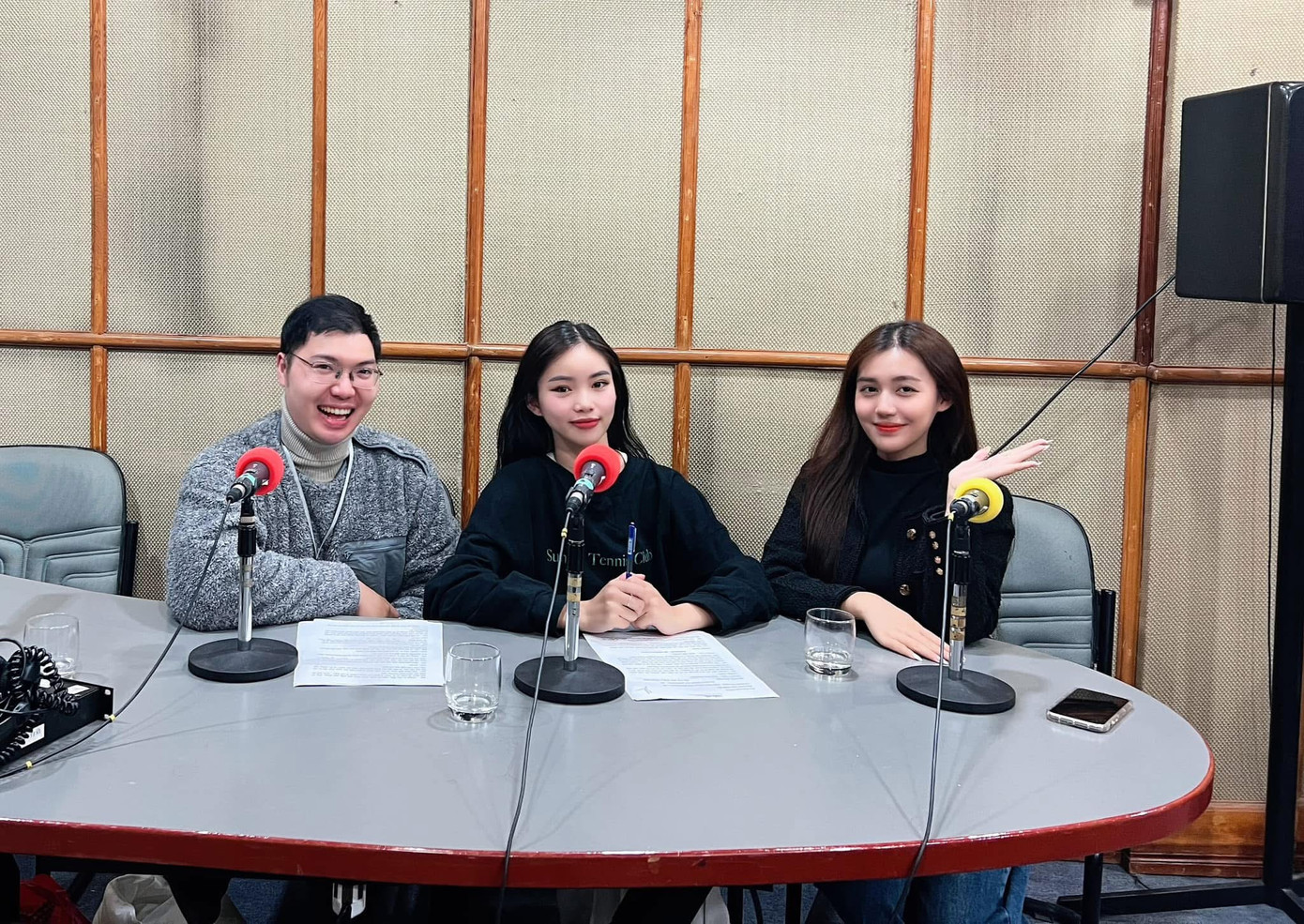 Hồng Hạnh trò chuyện trên sóng phát thanh VOV3 cùng các khách mời tài năng.