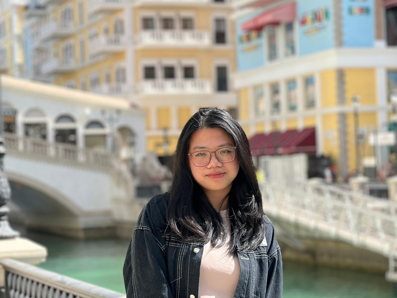 Ngọc Linh tại Đảo Ngọc nhân tạo (The Pearl Island) - địa điểm nổi tiếng tại thủ đô Doha, Qatar.