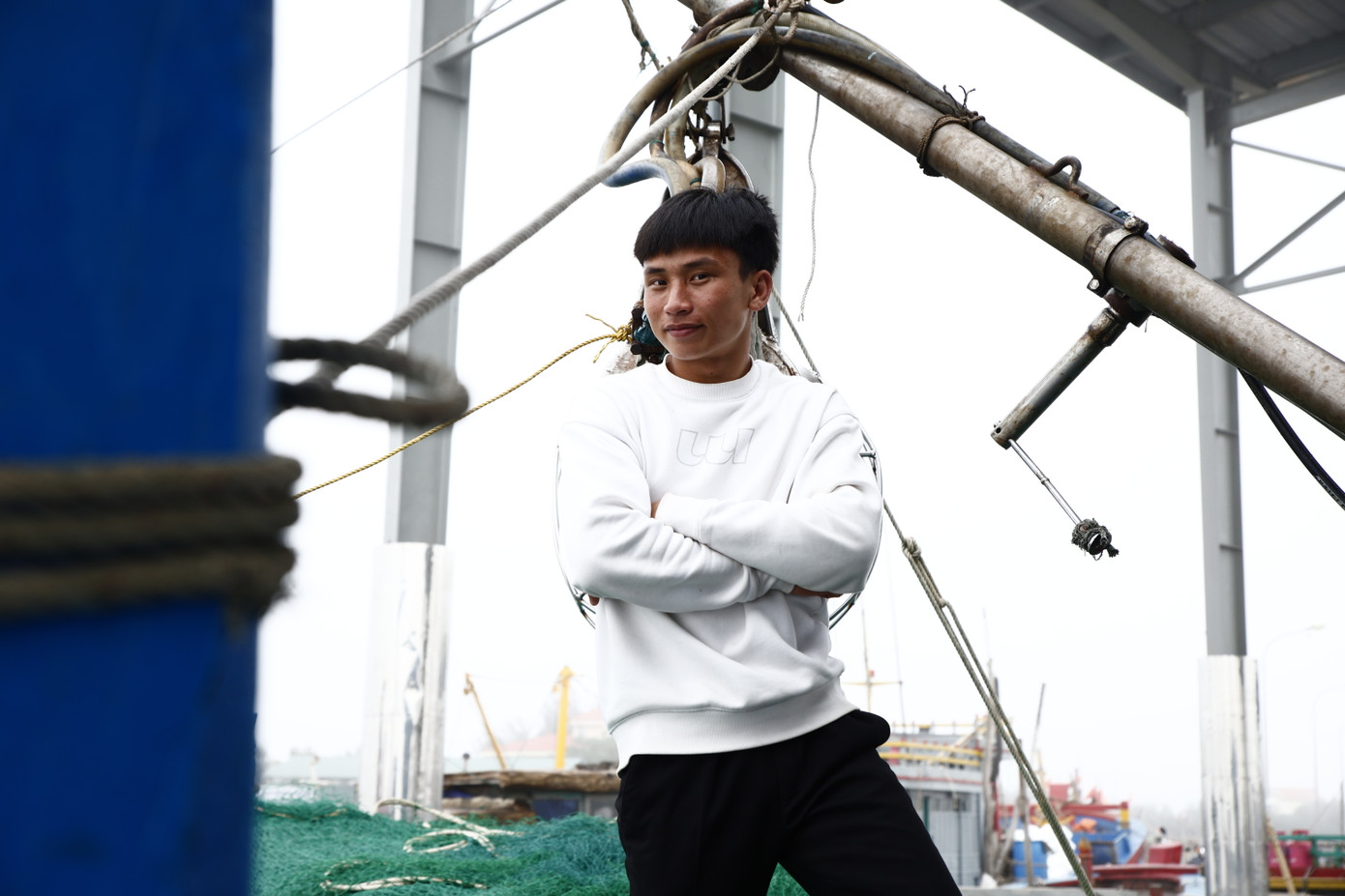 Dù biết nghề đánh bắt giữa biển khơi luôn tiềm ẩn nhiều hiểm nguy, nhưng Ngọc Trình vẫn lựa chọn, bởi anh tin rằng tuổi trẻ là để trải nghiệm và tìm kiếm bản thân mình.