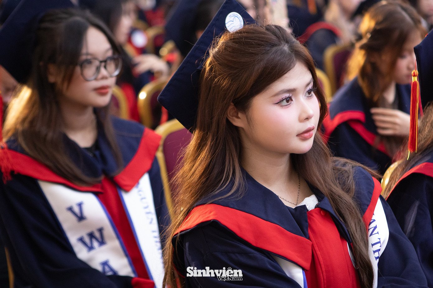 Tân cử nhân Học viện Phụ nữ Việt Nam rạng rỡ trong ngày tốt nghiệp.