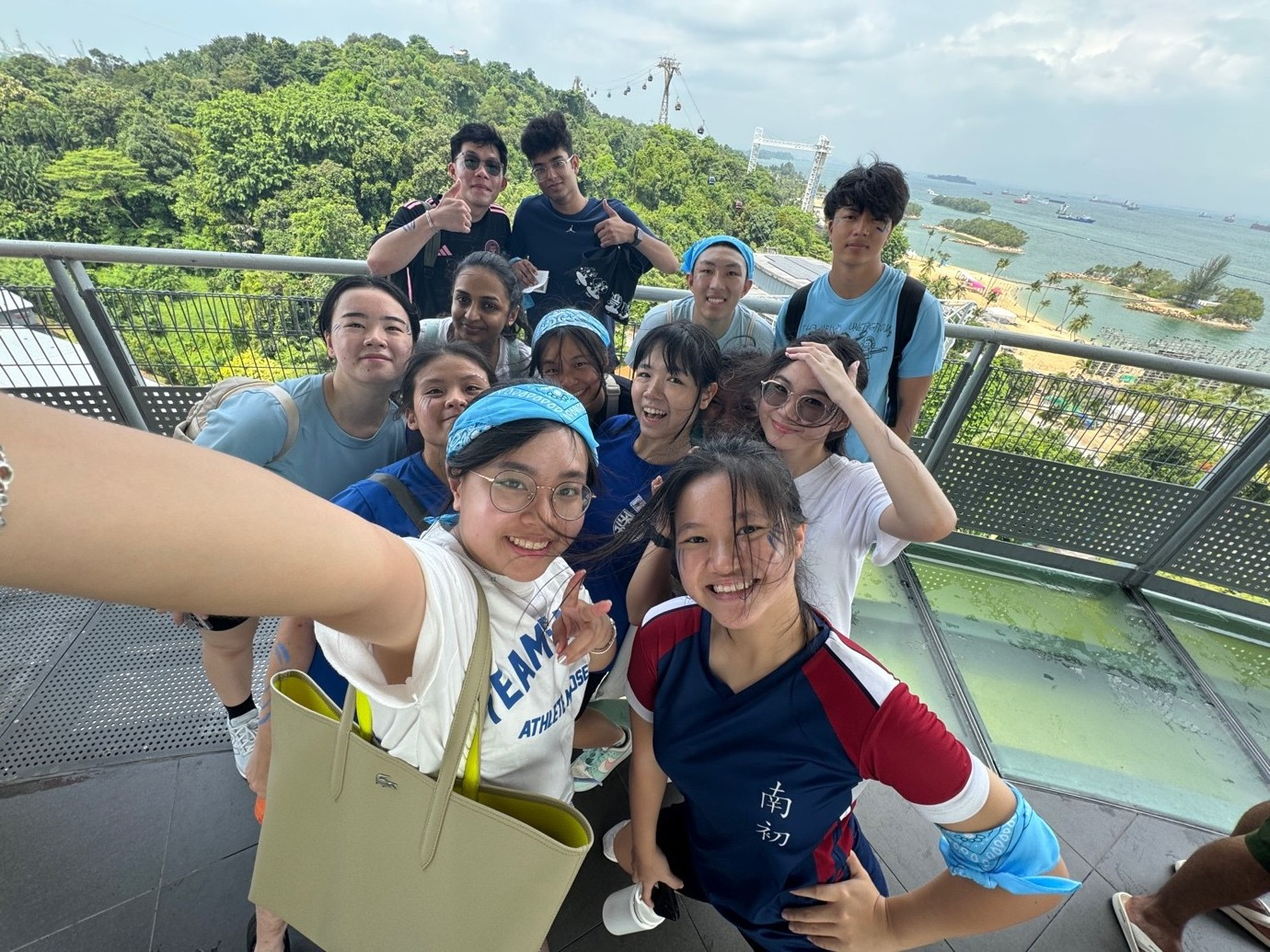 Quỳnh cùng bạn bè quốc tế tại một hoạt động ngoại khóa – nơi cô học cách mở lòng, kết nối và vượt qua rào cản văn hóa khi du học.