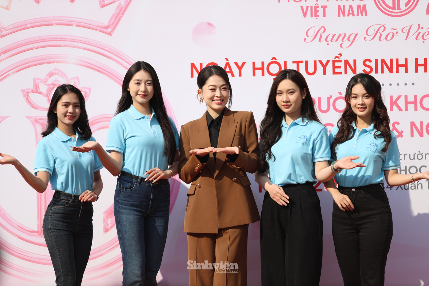 Á hậu 1 Hoa hậu Việt Nam 2018 Bùi Phương Nga gặp gỡ, động viên tinh thần các thí sinh Học viện Phụ nữ Việt Nam.