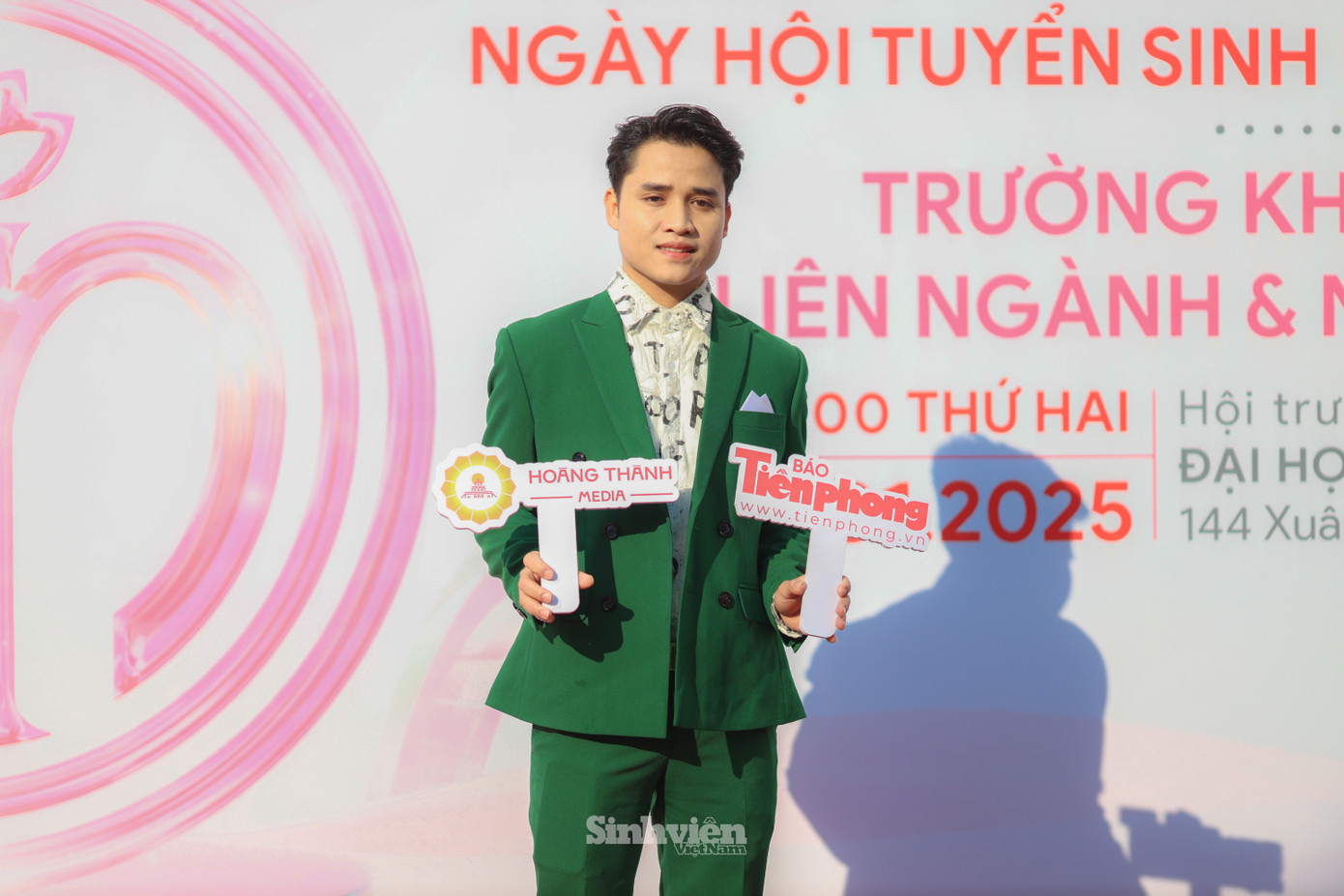 Chia sẻ về dự định sắp tới, ca sĩ Hồ Văn Kãnh bật mí anh sắp ra mắt ca khúc mới do anh tự sáng tác và thể hiện mang tên &apos;Việt Nam đón chào&apos;, anh mong nhận được sự đón nhận, những tình cảm, yêu quý của khán giả cả nước với ca khúc mới.