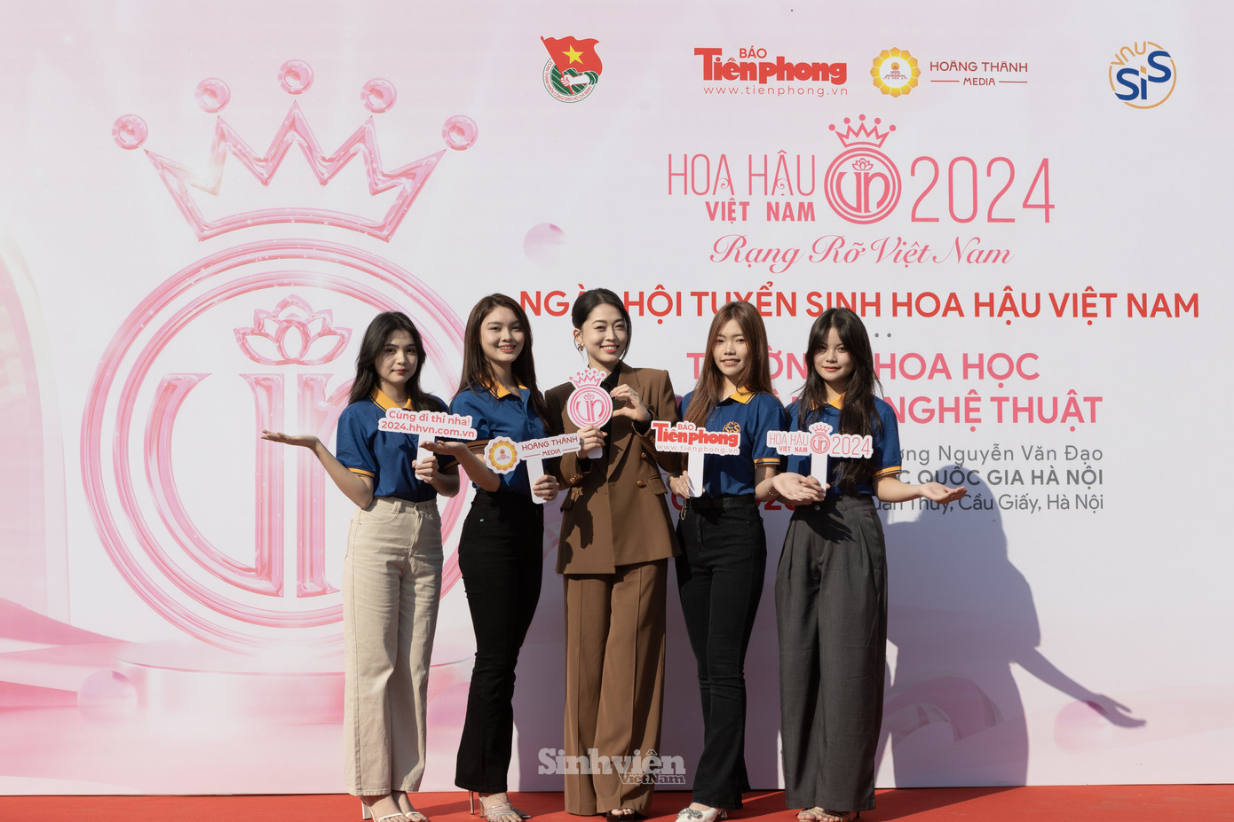 Á hậu 1 Hoa hậu Việt Nam 2018 Bùi Phương Nga gặp gỡ, giao lưu với các thí sinh Trường Khoa học liên ngành và Nghệ thuật.