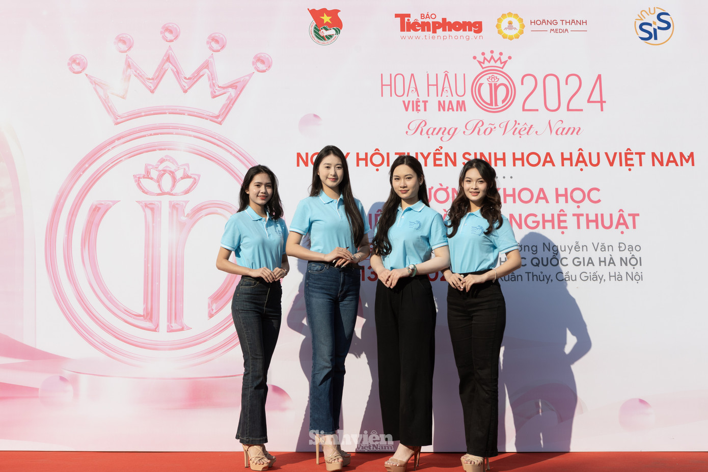 Sinh viên có sự chuẩn bị chỉn chu từ trang phục, phong thái và tâm lý trước khi tham gia.