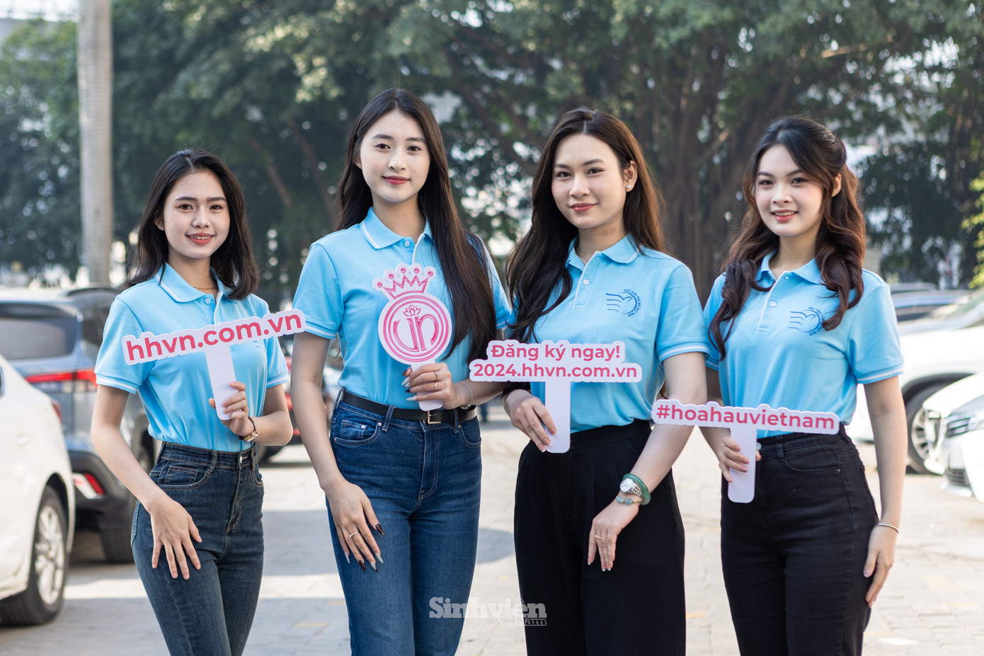 Nhóm sinh viên Học viện Phụ nữ Việt Nam khoe sắc trong ngày hội tuyển sinh Hoa hậu Việt Nam số 2.