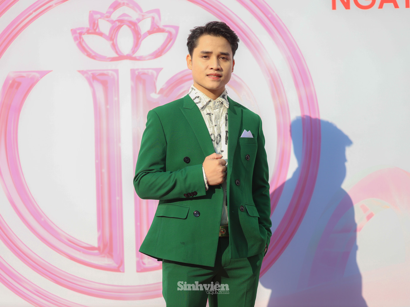 Ca sĩ Hồ Văn Kãnh là chàng trai được tuyển thẳng vào Trường Đại học Văn hoá Nghệ thuật Quân đội sau khi chinh phục hàng loạt giải thưởng âm nhạc: giải Nhất Sao Mai miền Trung - Tây Nguyên, giải 3 dòng nhạc nhẹ tại Giọng hát Ấn Tượng năm 2022… Nam ca sĩ để lại ấn tượng trong lòng khán giả bằng chất giọng nội lực, giàu cảm xúc.