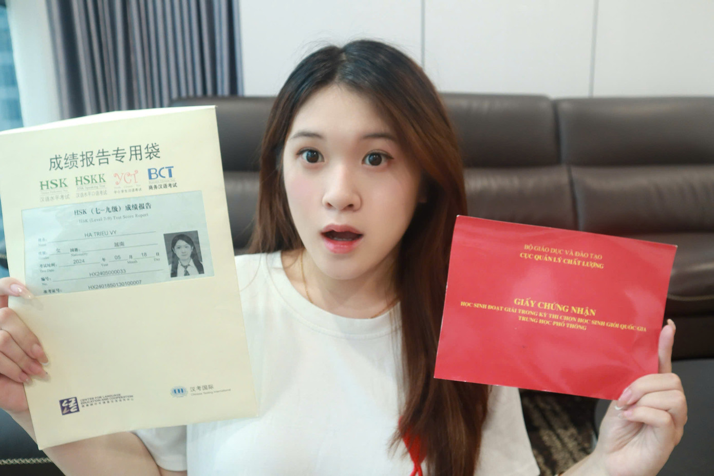 Triệu Vy đạt HSK 6 (258 điểm), HSKK Cấp cao năm lớp 11 và kết thúc bậc trung học với HSK 9 (396 điểm) Triệu Vy đạt HSK 6 (258 điểm), HSKK Cấp cao năm lớp 11 và kết thúc bậc trung học với HSK 9 (396 điểm)