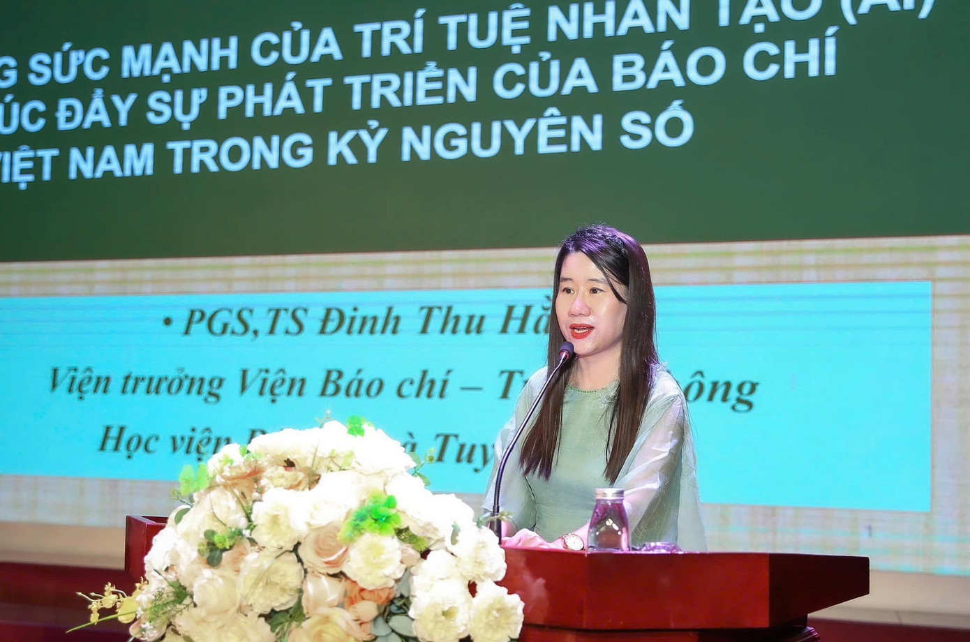 PGS.TS Đinh Thị Thu Hằng chia sẻ tại Hội thảo khoa học quốc tế “Báo chí - truyền thông trong bối cảnh AI phát triển” tổ chức tại Học viện Báo chí và Tuyên truyền. Bà Hằng nhấn mạnh tầm quan trọng của việc tích hợp công nghệ vào chương trình đào tạo báo chí.