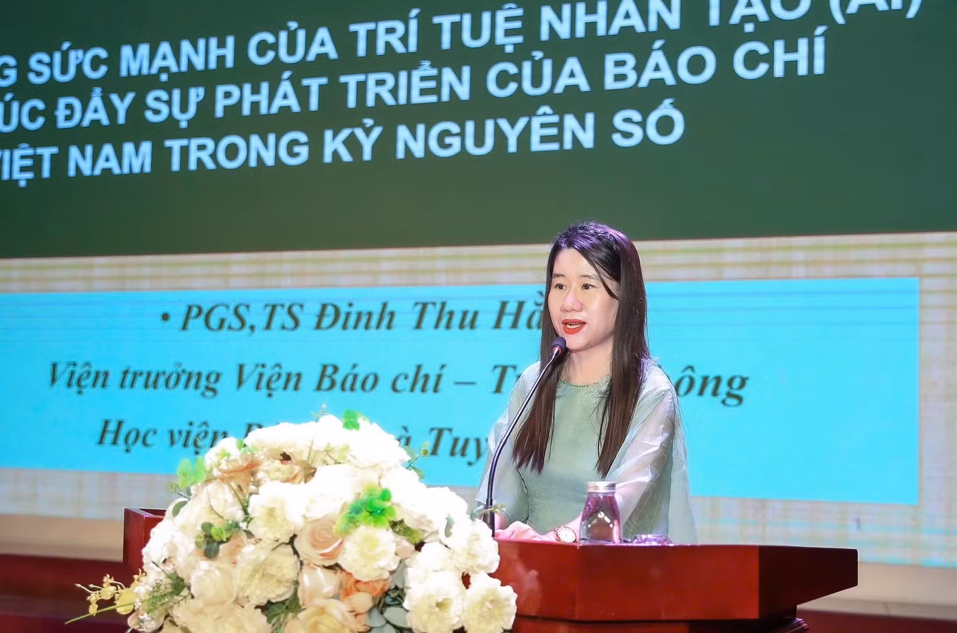 PGS.TS Đinh Thị Thu Hằng chia sẻ tại Hội thảo khoa học quốc tế “Báo chí - truyền thông trong bối cảnh AI phát triển” tổ chức tại Học viện Báo chí và Tuyên truyền. Bà Hằng nhấn mạnh tầm quan trọng của việc tích hợp công nghệ vào chương trình đào tạo báo chí. PGS.TS Đinh Thị Thu Hằng chia sẻ tại Hội thảo khoa học quốc tế “Báo chí - truyền thông trong bối cảnh AI phát triển” tổ chức tại Học viện Báo chí và Tuyên truyền. Bà Hằng nhấn mạnh tầm quan trọng của việc tích hợp công nghệ vào chương trình đào tạo báo chí.