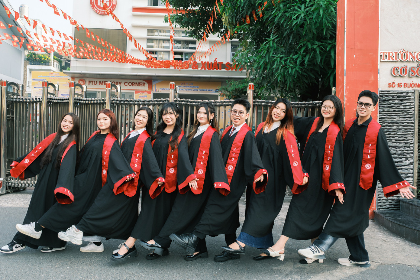 Từ những buổi học sớm, những lần ôn thi khuya đến ánh mắt, nụ cười quen thuộc… tất cả được gói ghém trong một album mang tên “rực rỡ một thời”.