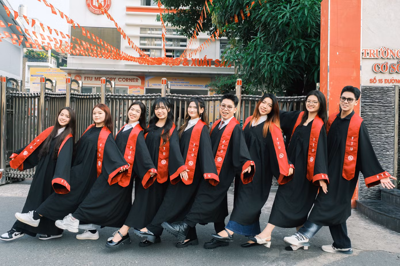 Từ những buổi học sớm, những lần ôn thi khuya đến ánh mắt, nụ cười quen thuộc… tất cả được gói ghém trong một album mang tên “rực rỡ một thời”. Từ những buổi học sớm, những lần ôn thi khuya đến ánh mắt, nụ cười quen thuộc… tất cả được gói ghém trong một album mang tên “rực rỡ một thời”.
