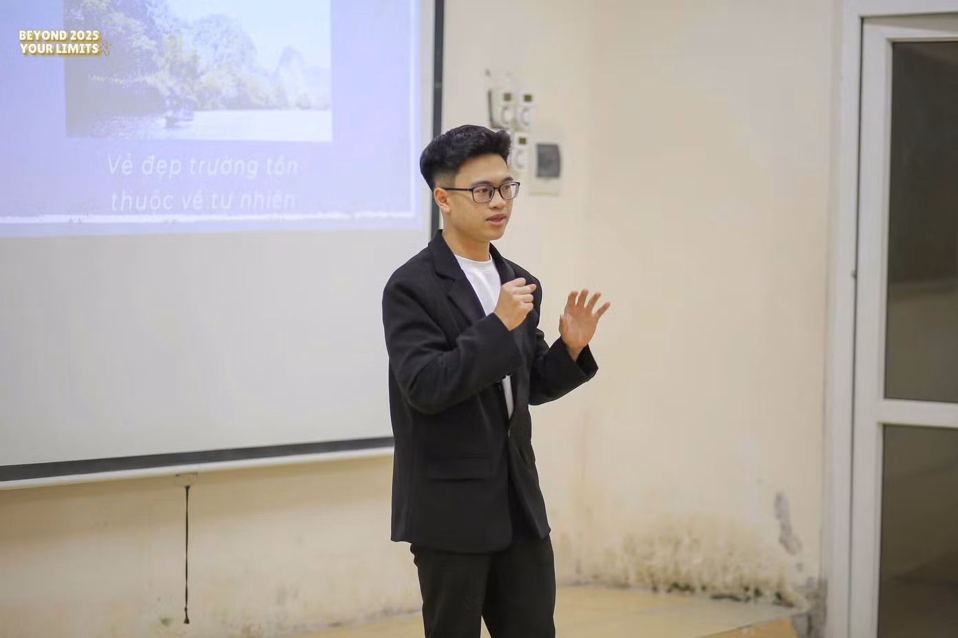 Bằng bản lĩnh và sự điềm tĩnh hiếm có, Hoàng Minh Tuấn chinh phục khán phòng và để lại dấu ấn sâu sắc trong lòng người nghe.