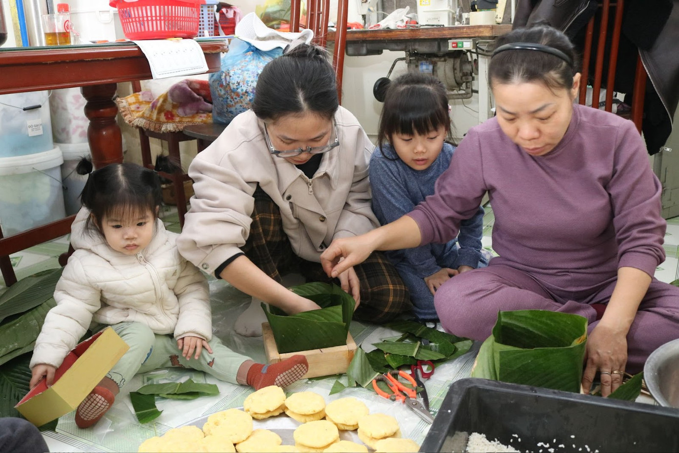 Những khoảnh khắc bình dị nhưng thiêng liêng này là minh chứng cho giá trị gắn kết và đoàn viên của ngày Tết Việt. Những khoảnh khắc bình dị nhưng thiêng liêng này là minh chứng cho giá trị gắn kết và đoàn viên của ngày Tết Việt.